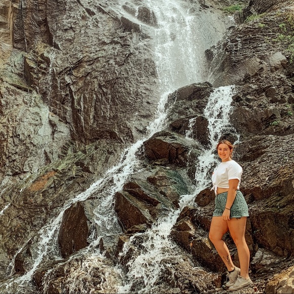 Meet your Posher, Taylor - Picture 2 of 6